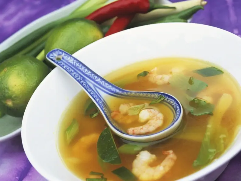 Scharfe Shrimpssuppe mit Limetten