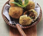Frittierte Reisbällchen auf sizilianische Art