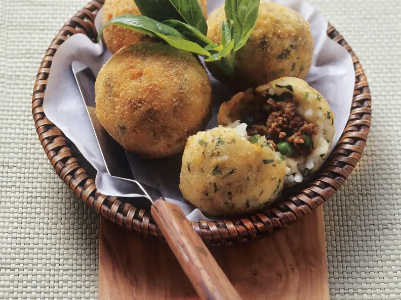 Frittierte Reisbällchen auf sizilianische Art