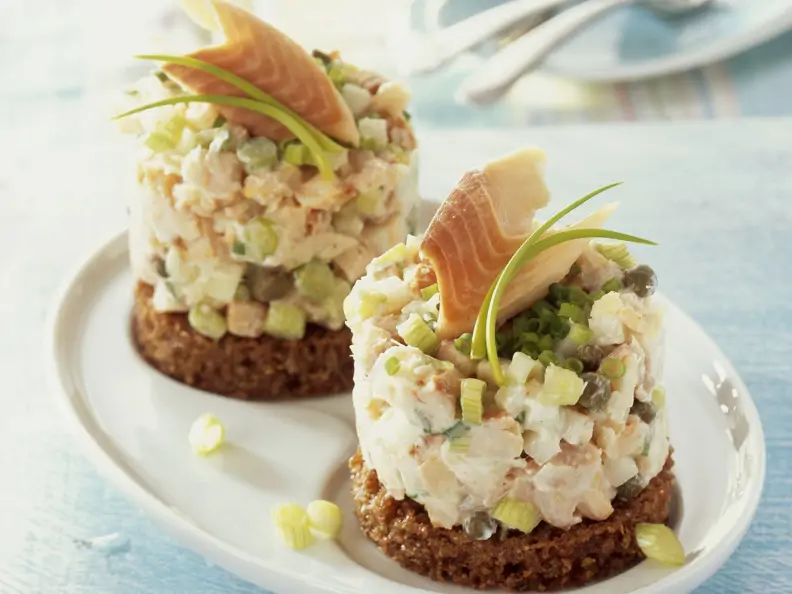 Forellen-Tatar mit Gurke und Lauchzwiebeln auf Pumpernickel