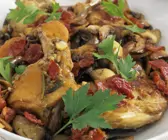 Schmor-Kaninchen mit Pilzen und Zwiebeln