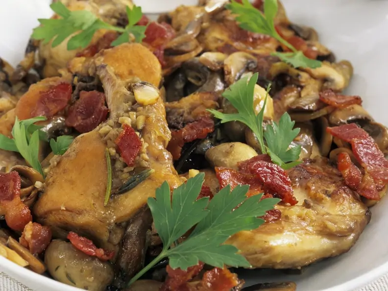 Schmor-Kaninchen mit Pilzen und Zwiebeln
