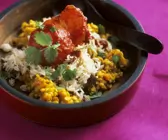 Gelbes Dal mit Sultaninenreis aus Indien