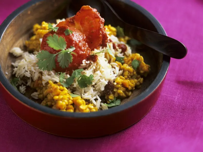 Gelbes Dal mit Sultaninenreis aus Indien
