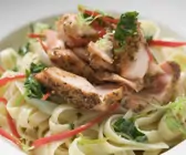 Pasta mit würzigem Pfeffer-Lachsfilet und Paprika