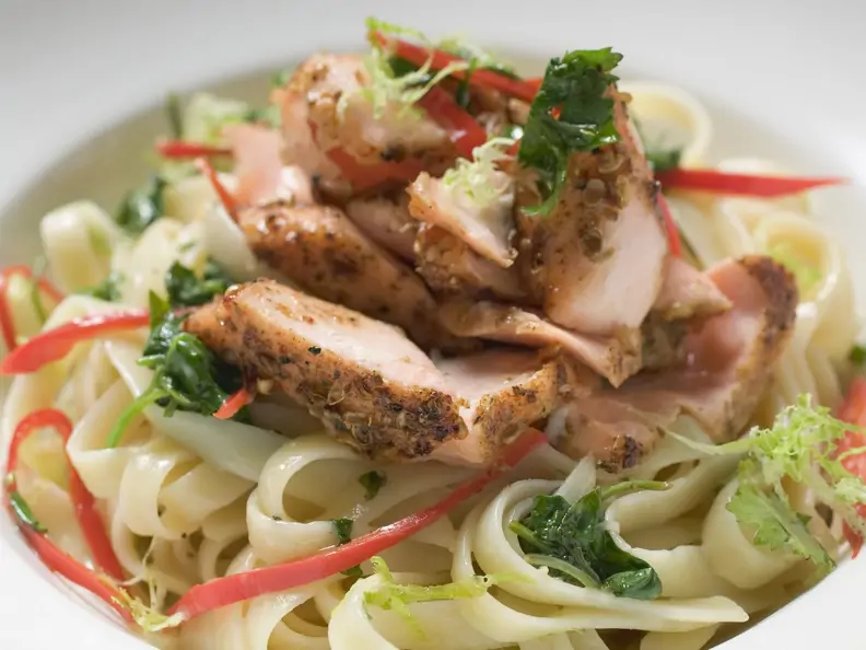 Pasta mit würzigem Pfeffer-Lachsfilet und Paprika