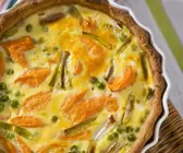 Lauch-Quiche mit Möhren und Erbsen