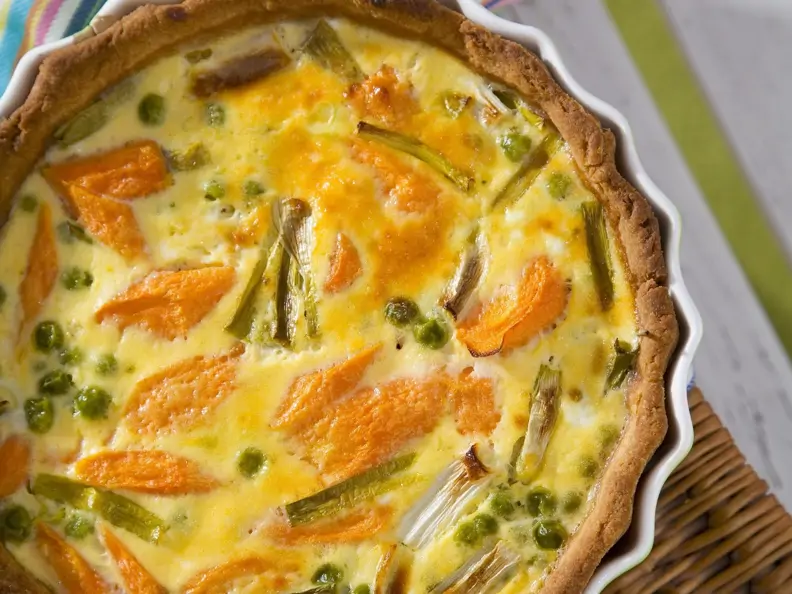 Lauch-Quiche mit Möhren und Erbsen