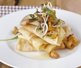 Herzhafte Crêpes mit Pilze-Sprossen-Gemüse