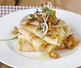 Herzhafte Crêpes mit Pilze-Sprossen-Gemüse