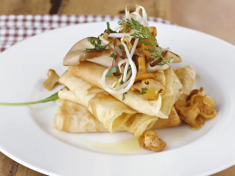 Herzhafte Crêpes mit Pilze-Sprossen-Gemüse
