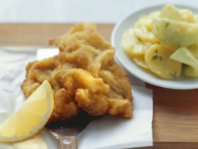 Schnitzel nach Wiener Art mit Kartoffelsalat