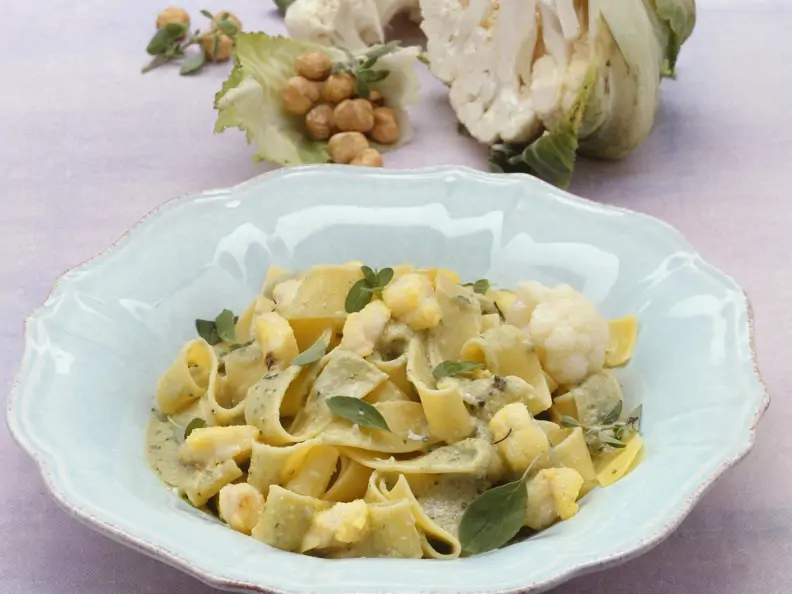 Pasta mit Seeteufel und Nuss-Blumenkohl-Soße