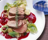 Rehnüsschen mit Rosenkohl, Preiselbeersoße und Sellerieauflauf
