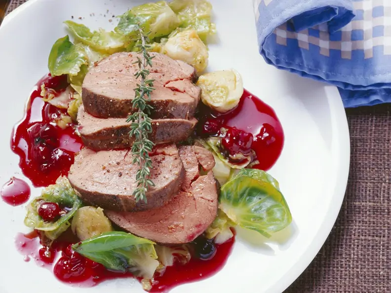 Rehnüsschen mit Rosenkohl, Preiselbeersoße und Sellerieauflauf