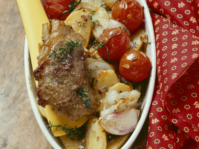 Gebratenes Lammfleisch mit Ofengemüse