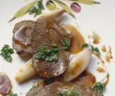 Braten vom Rind mit Edelzwiebeln und Zimt