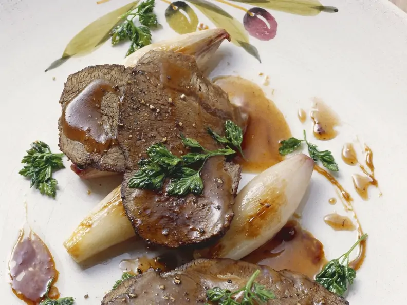 Braten vom Rind mit Edelzwiebeln und Zimt