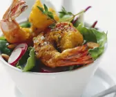 Shrimps im Tempurateig frittiert mit buntem Salat