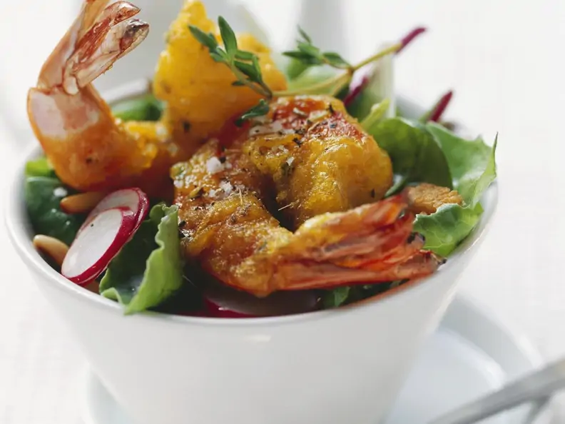 Shrimps im Tempurateig frittiert mit buntem Salat