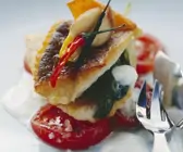 Zanderfilet auf marinierten Tomaten und schaumiger Buttermilchsoße