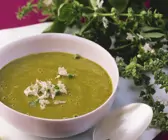Kaltschale aus Avocado und Karotten mit Basilkumblüten