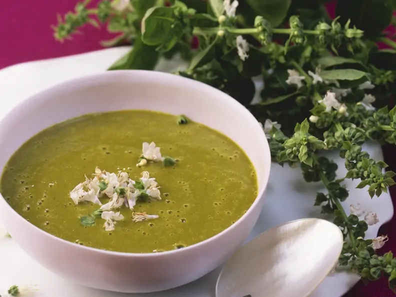 Kaltschale aus Avocado und Karotten mit Basilkumblüten