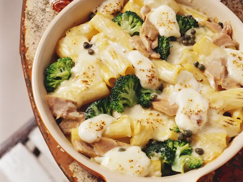 Nudelgratin mit Brokkoli und Mozzarella