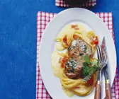 Kalbsschnitzel mit Safransoße und Tomaten-Pasta
