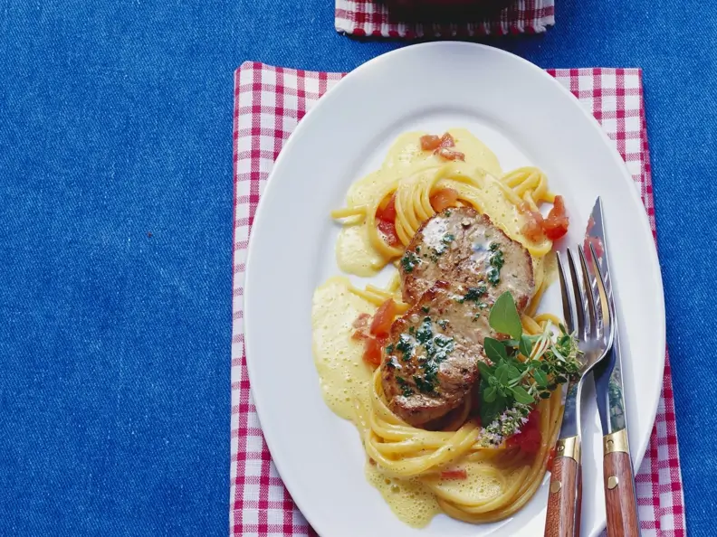 Kalbsschnitzel mit Safransoße und Tomaten-Pasta