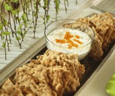Knäckebrotstücke mit Schnittlauchquark und Maränenrogen