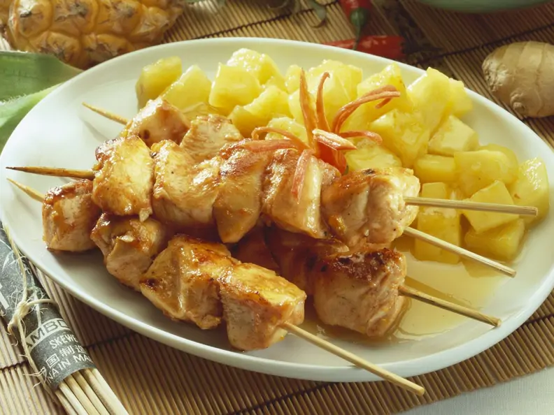 Geflügelspieß mit scharfer Ananassoße