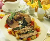 Lammkeule mit Feta und Spinat gefüllt dazu Rosmarinkartoffeln
