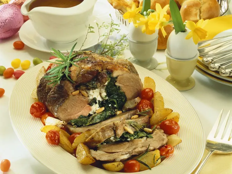 Lammkeule mit Feta und Spinat gefüllt dazu Rosmarinkartoffeln