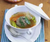 Brühe mit Brezen-Leberknödel