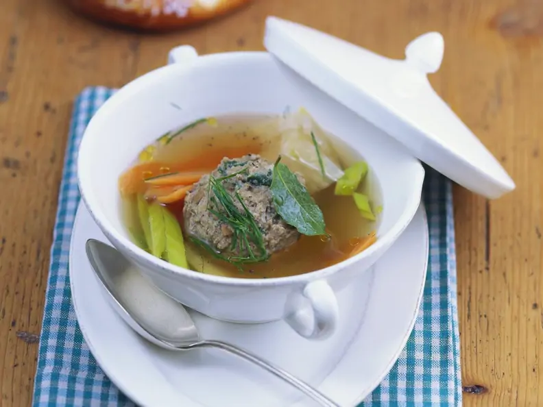 Brühe mit Brezen-Leberknödel