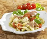 Tomaten-Nudelsalat mit Mozzarella, Rohschinken und Pesto