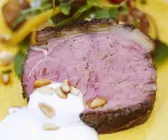 Rindfleisch mit Joghurtdip und Blattsalat