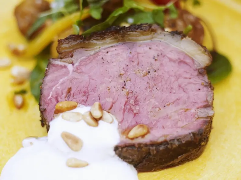 Rindfleisch mit Joghurtdip und Blattsalat