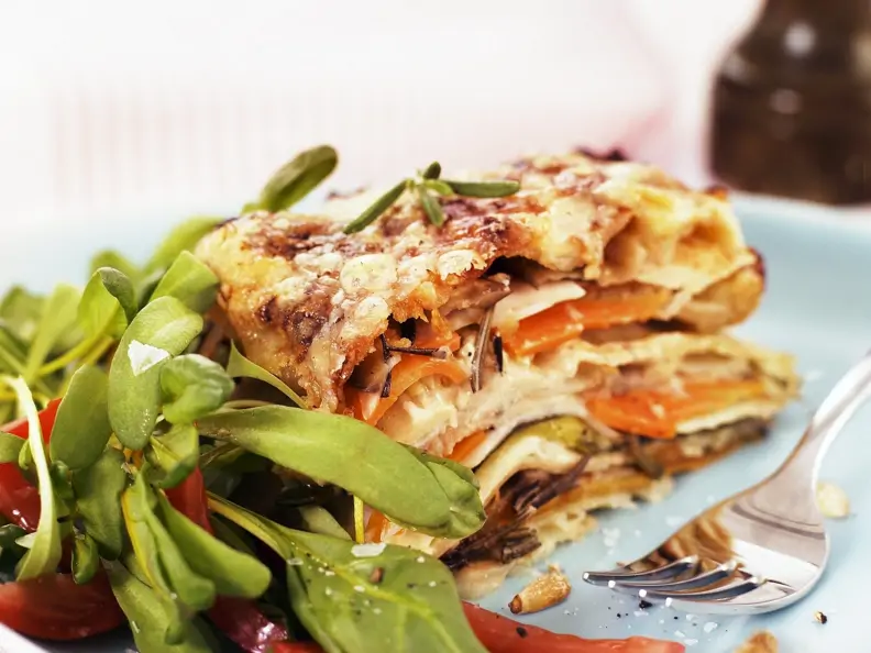 Vegetarische Lasagne mit Rapunzel-Tomaten-Salat
