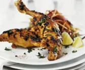 Scharfe Hähnchenschlegel mit Möhrensalat