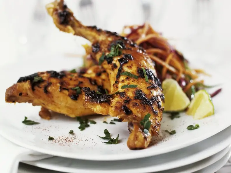 Scharfe Hähnchenschlegel mit Möhrensalat
