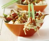 Tofu-Nudeln mit Gemüse und scharfer Soße