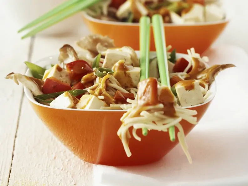 Tofu-Nudeln mit Gemüse und scharfer Soße