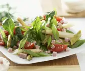 Grüner Salat mit Spargel, Tomaten und Schinken