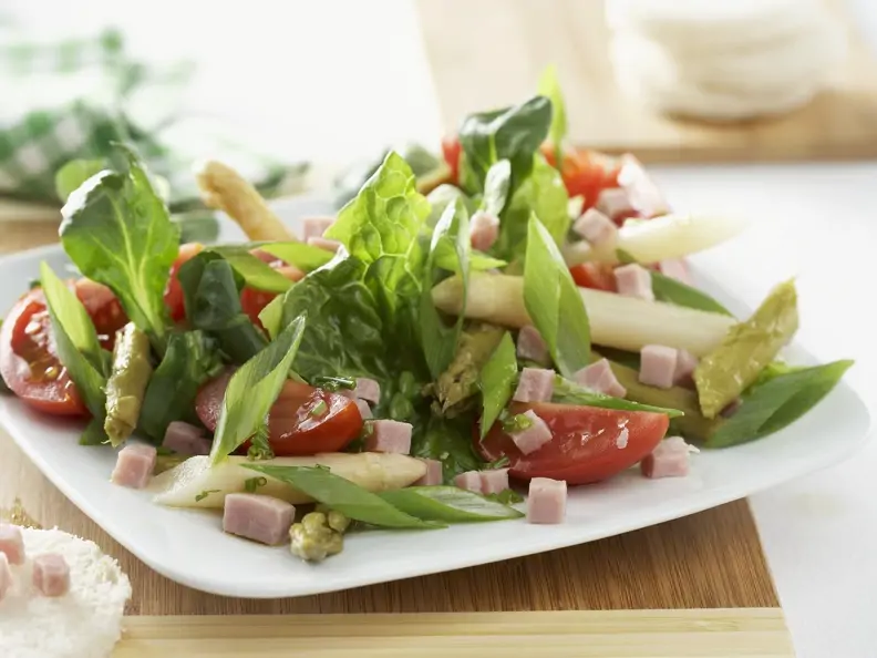 Grüner Salat mit Spargel, Tomaten und Schinken