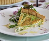 Spargelquiche mit Salat