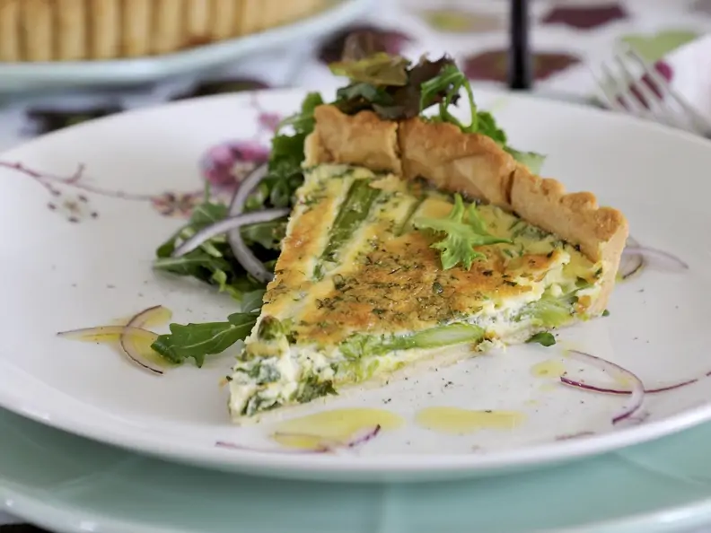 Spargelquiche mit Salat