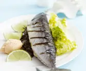 Makrele gefüllt mit Limetten und Kräutern