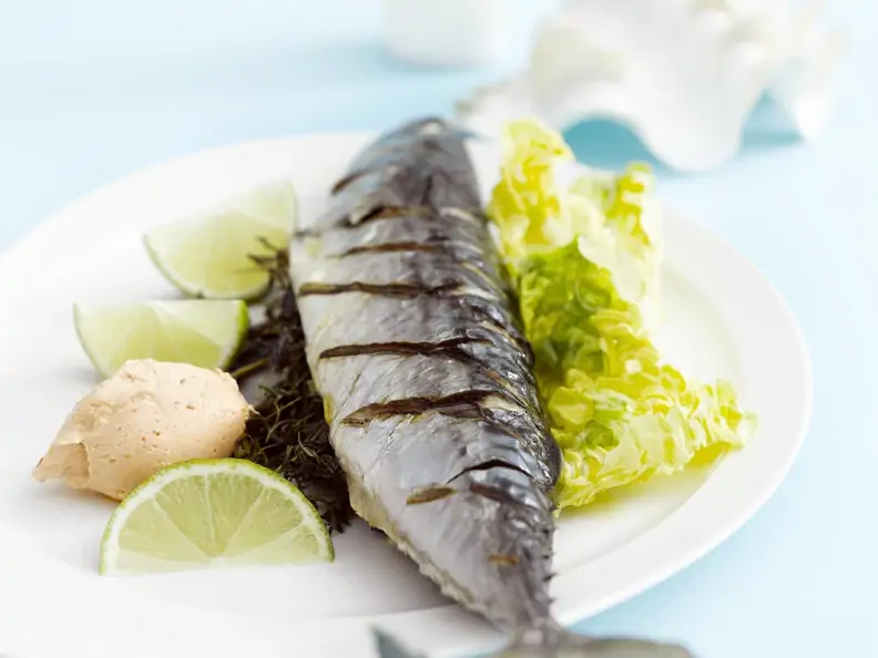 Makrele gefüllt mit Limetten und Kräutern